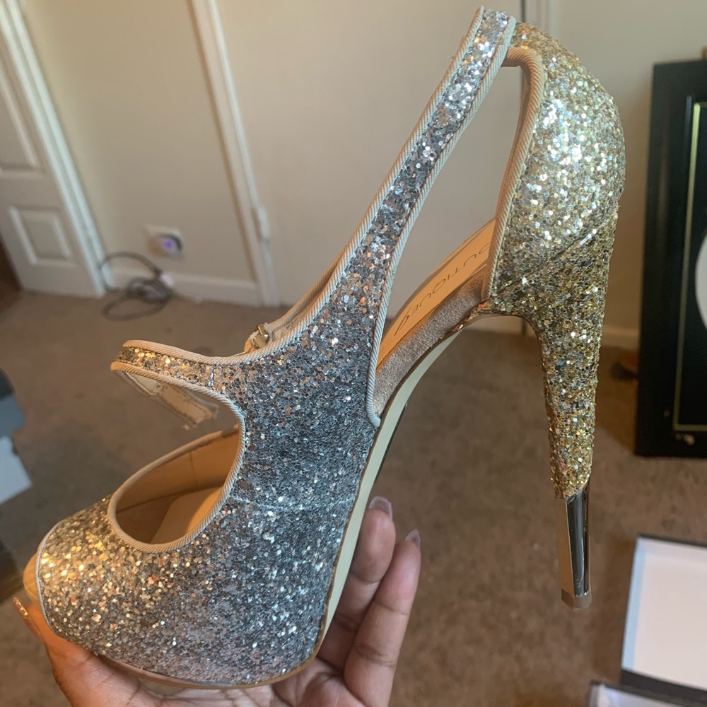 Sliver and gold 5” size 8 women’s pump